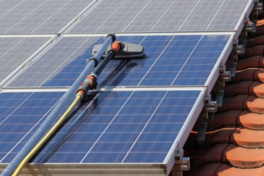 Como limpar os painéis solares fotovoltaicos e aumentar a eficiência?